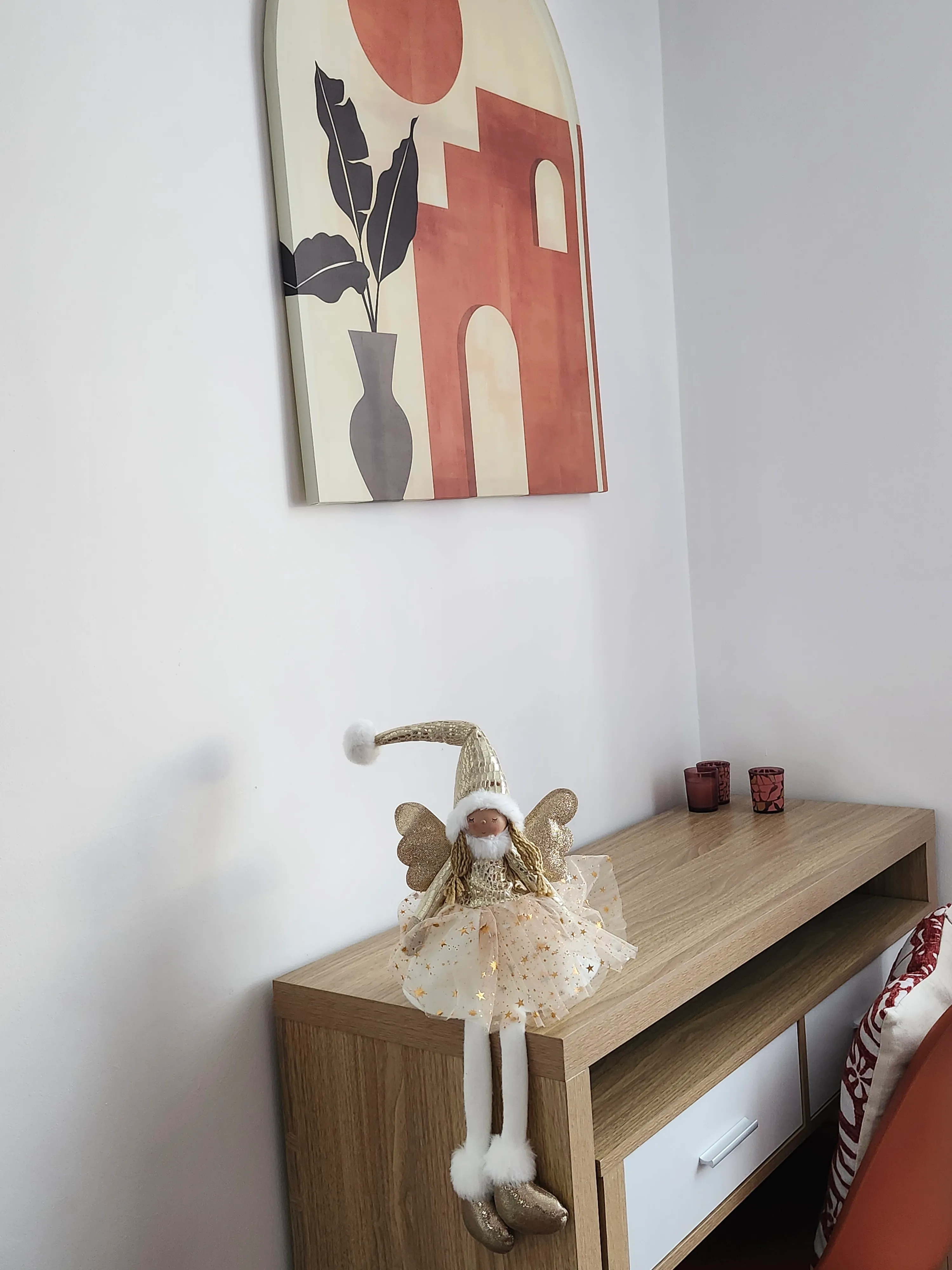 Chambre Terracotta : commode et tableau aux arches