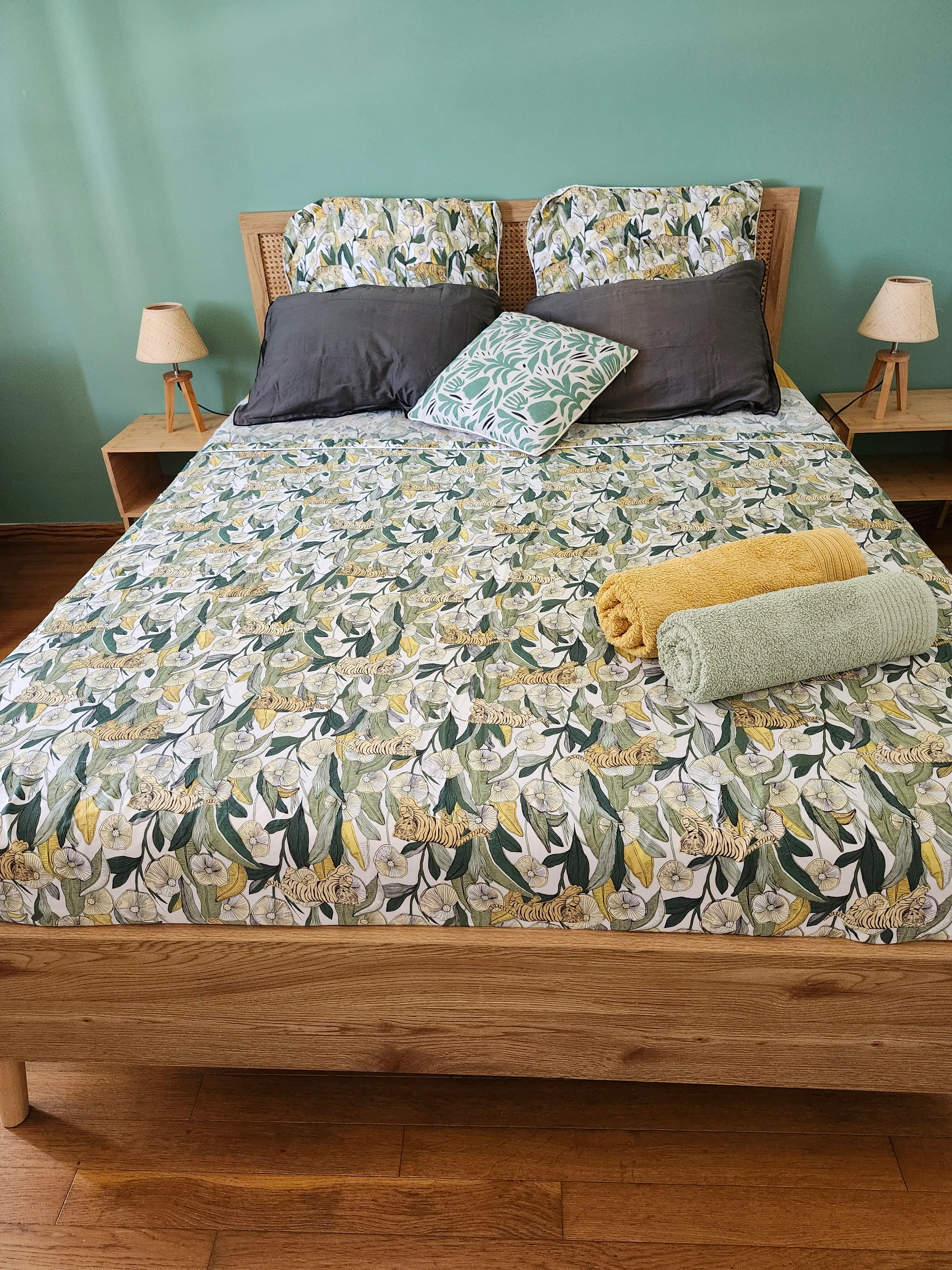 Chambre Vert sauge : lit double et parure à feuillages