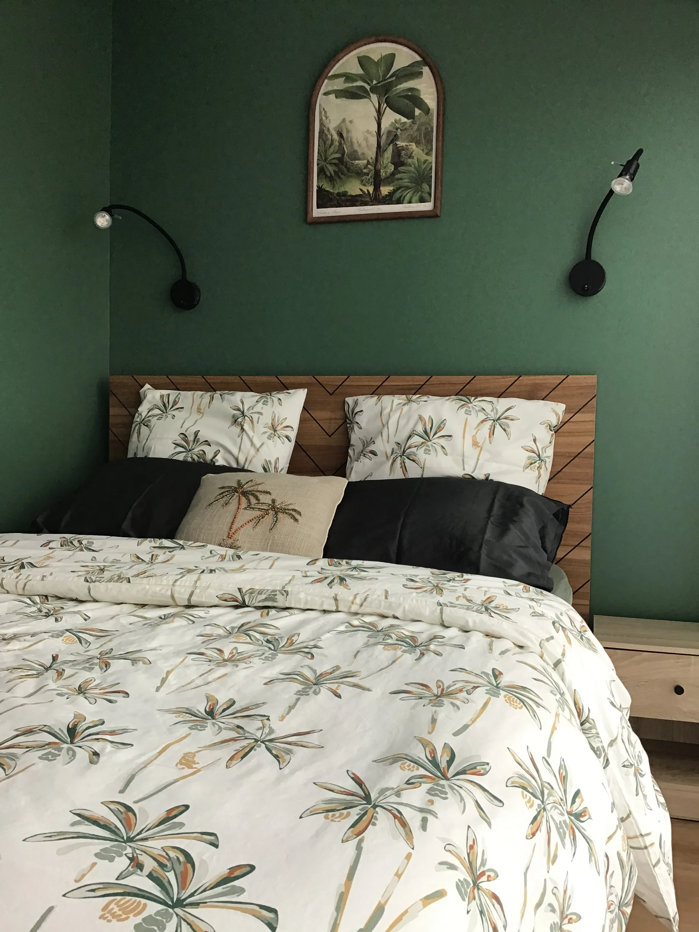 Chambre Vert jungle du gîte de Mellonia : mur vert sapin, tête de lit à chevrons et gravure botanique