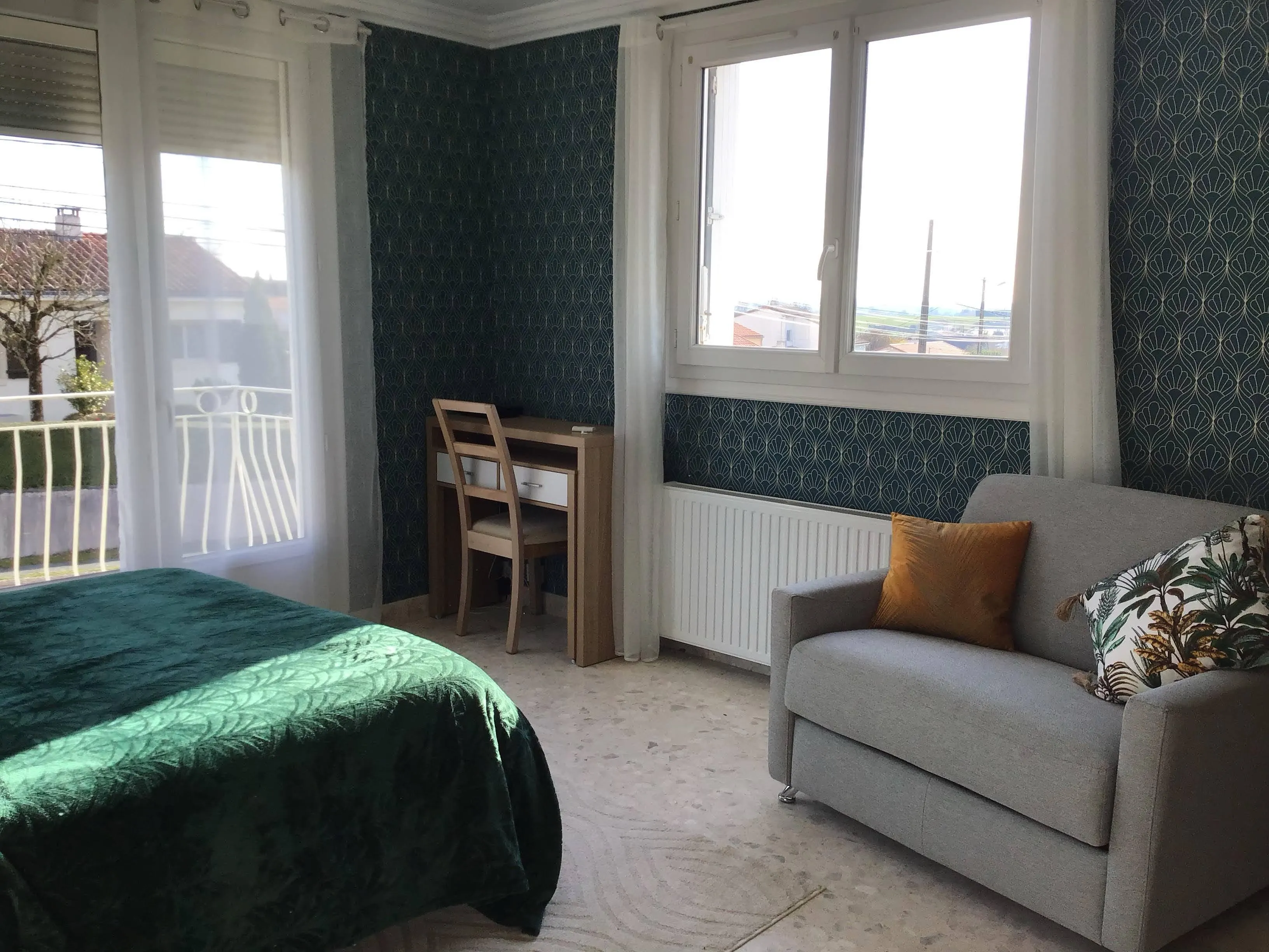 Chambre Céladon du gîte de Mellonia : papier peint Art déco, porte-fenêtre, bureau et fauteuil