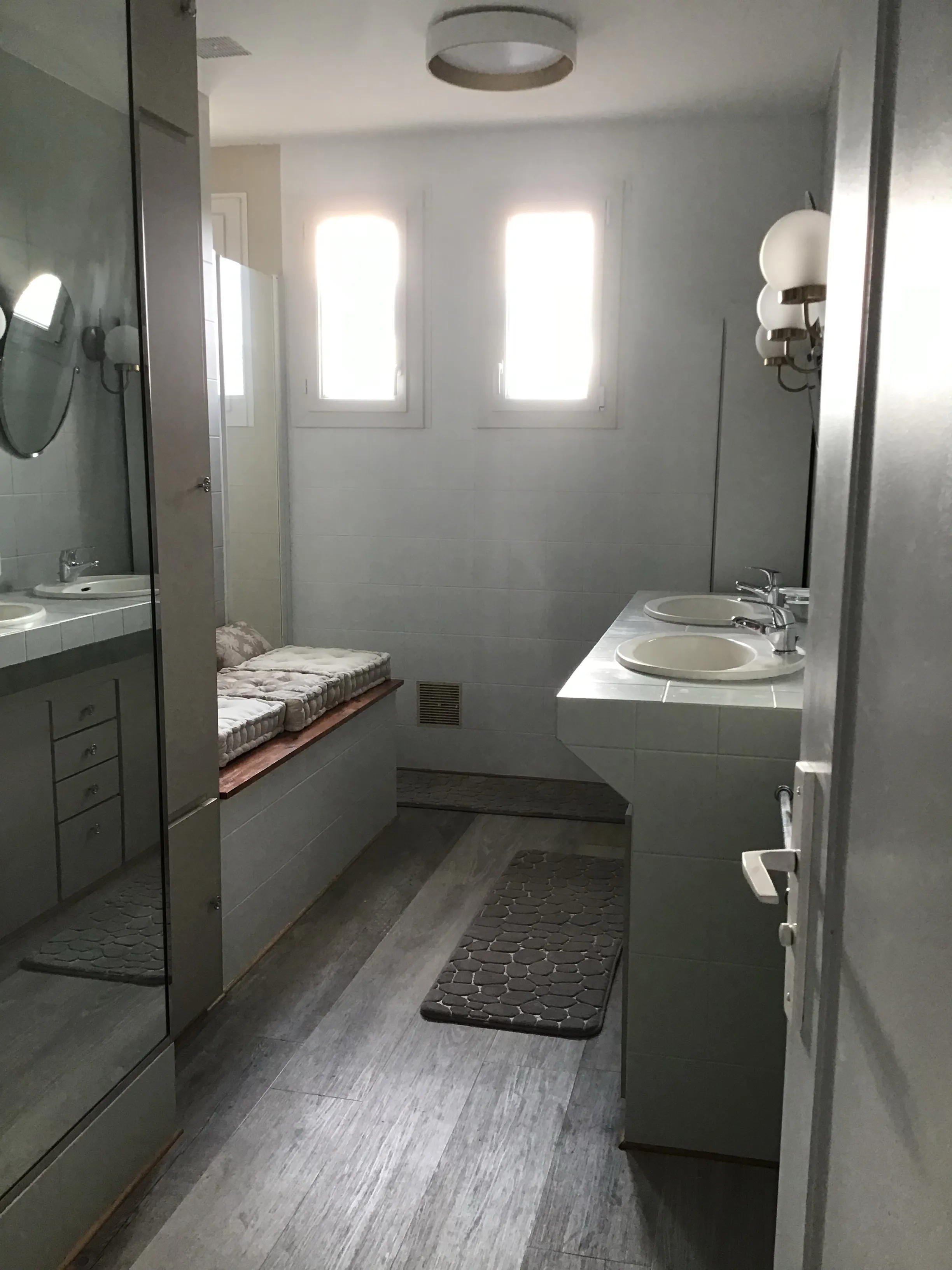Salle de bain du gîte de Mellonia : douche, double vasque et deux fenêtres